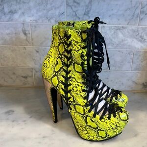 Priviledged Stay High neon Snake Print Lace Up Platform‎ Heels Sz 6.5